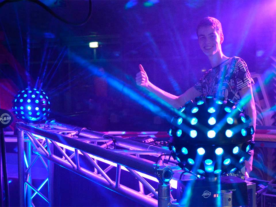 Deejay dj bij de draaitafel met lichtbol tijdens het discozwemmen